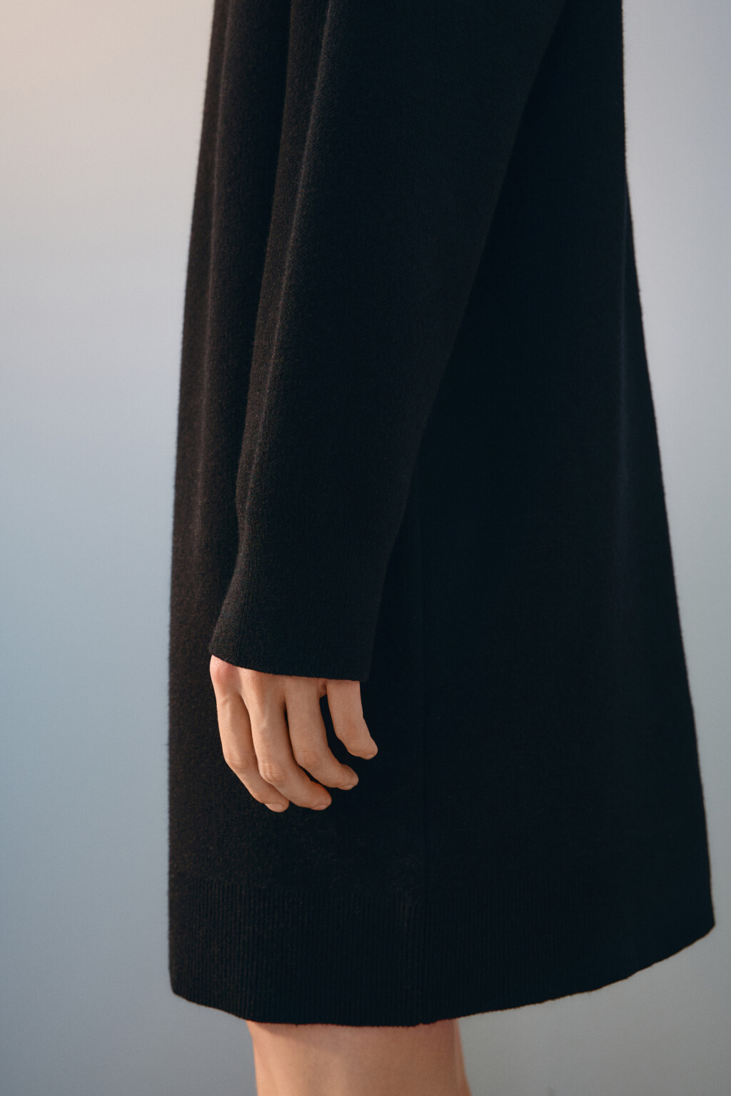 Платье мини вязаное с воротником-стойкой - цвет черный - 7