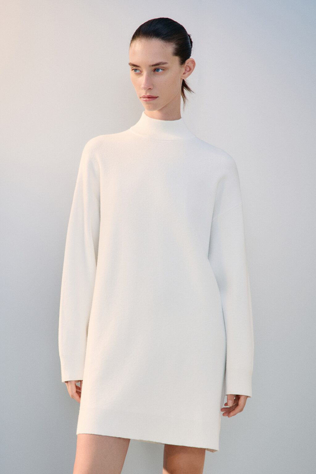 Платье мини вязаное с воротником-стойкой - цвет молочный - 2