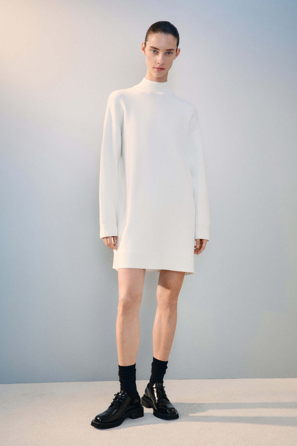 Платье мини вязаное с воротником-стойкой - цвет молочный - 4