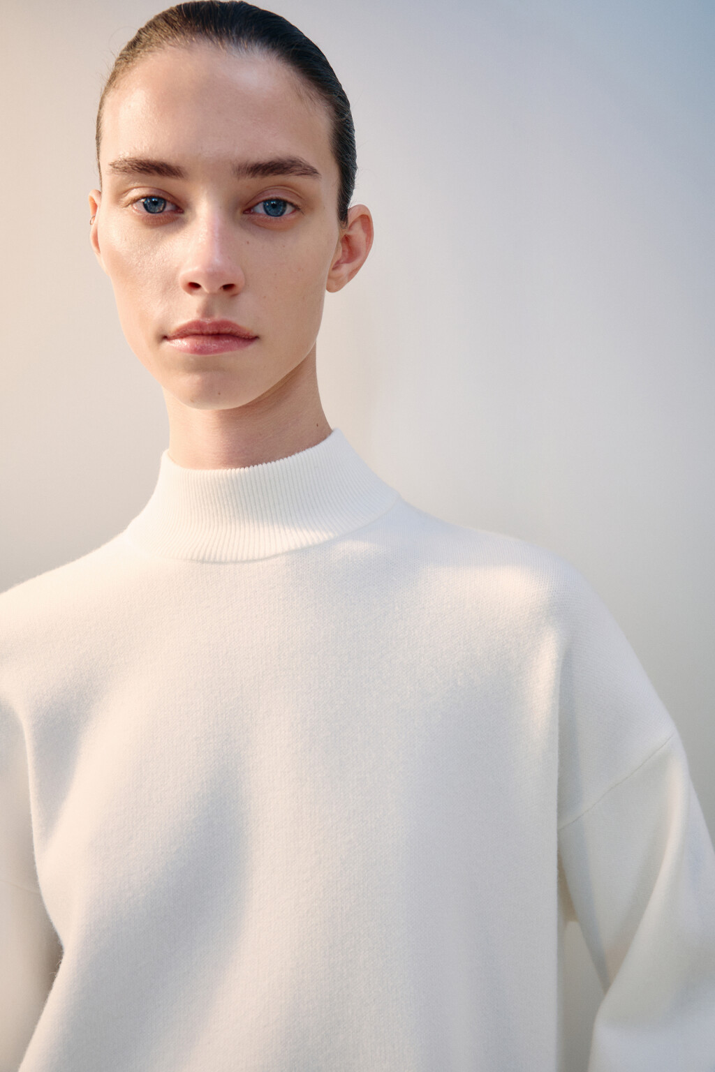 Платье мини вязаное с воротником-стойкой - цвет молочный - 5