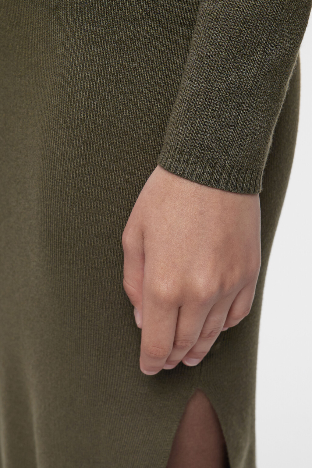 Платье-водолазка миди вискозное облегающее в рубчик - цвет зеленый - 7