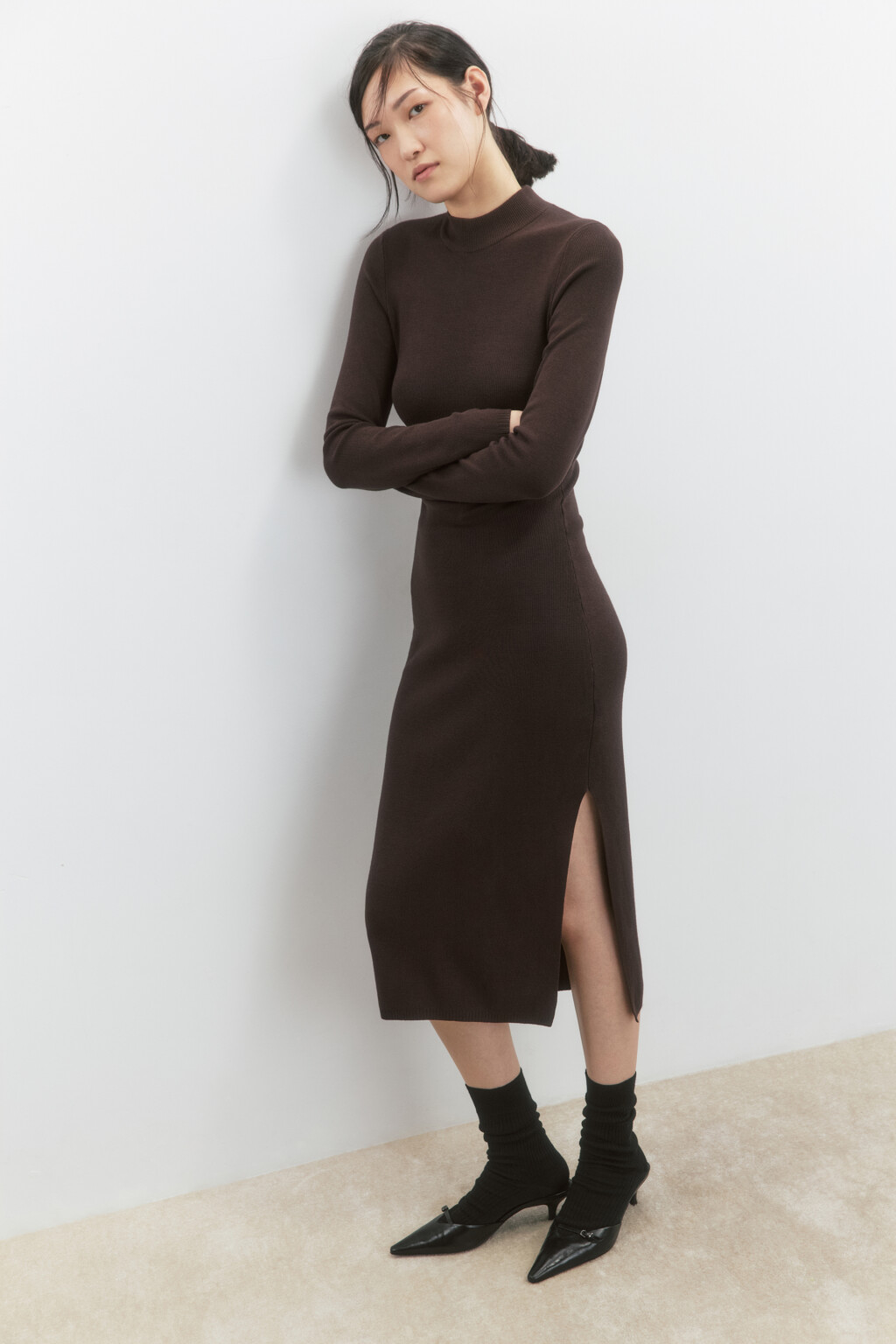 Платье-водолазка миди вискозное в рубчик - цвет коричневый - 1