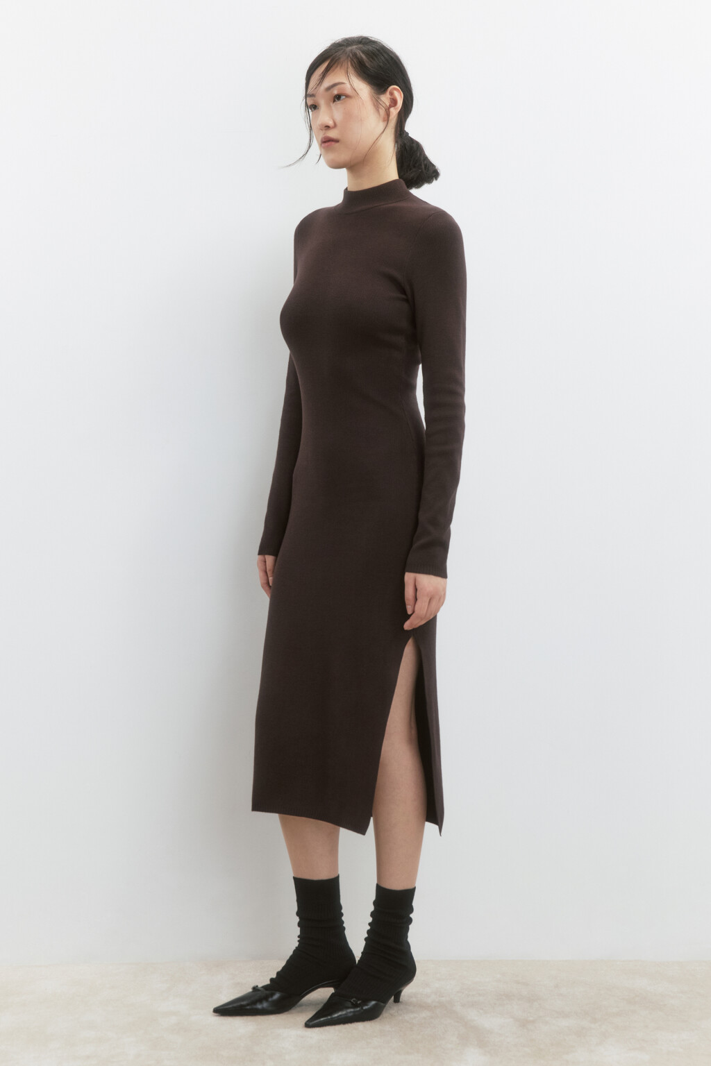 Платье-водолазка миди вискозное в рубчик - цвет коричневый - 2