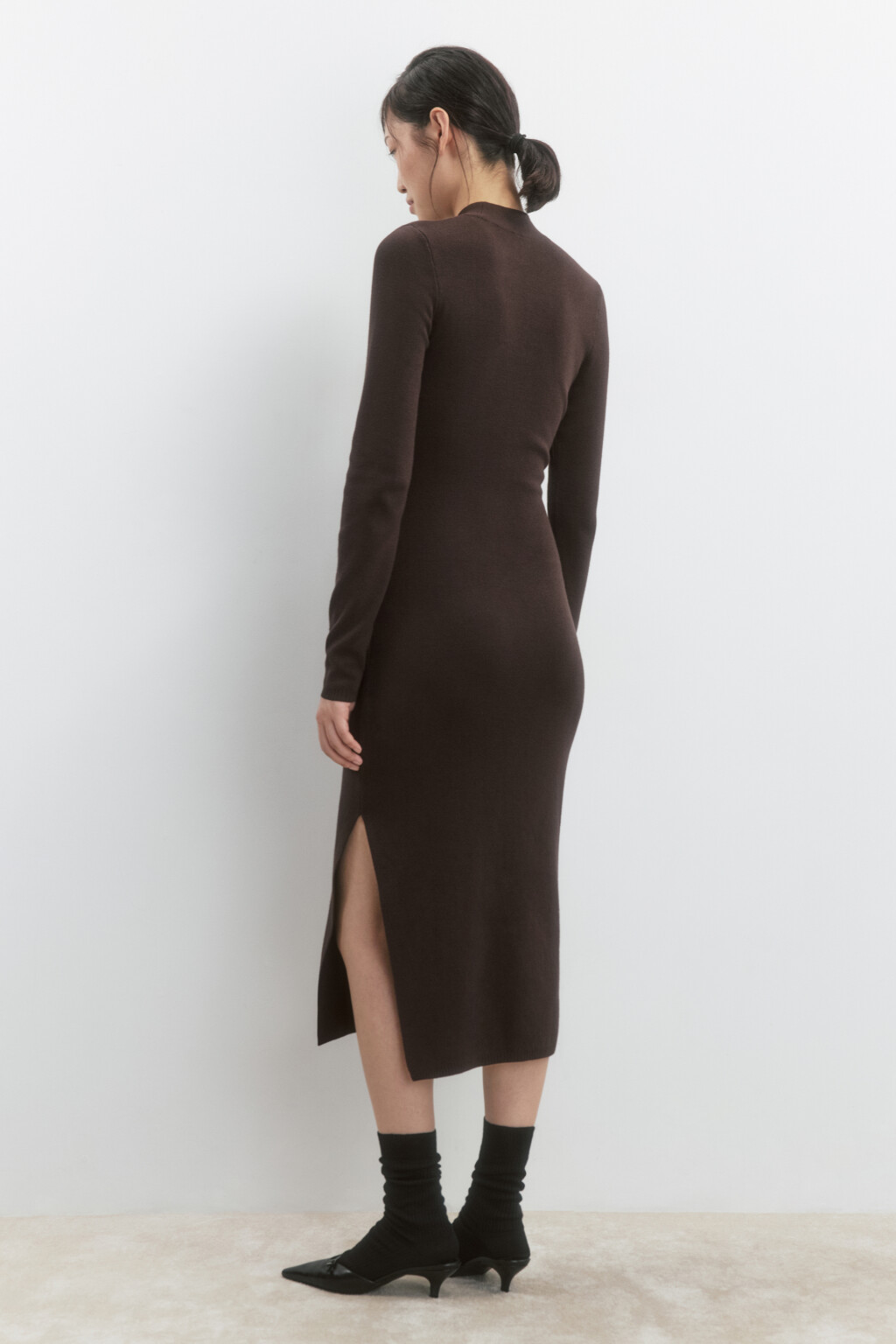 Платье-водолазка миди вискозное в рубчик - цвет коричневый - 3