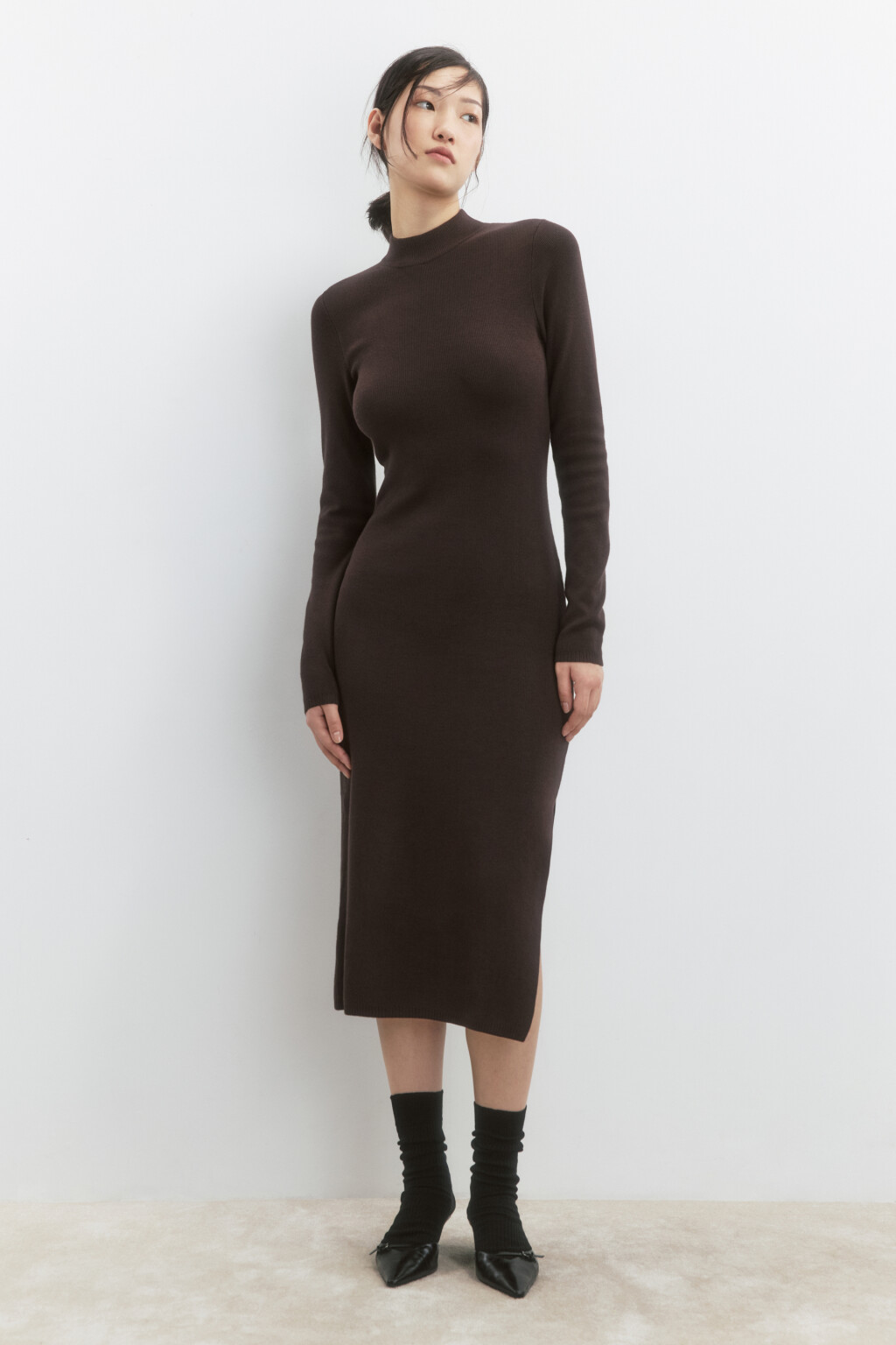 Платье-водолазка миди вискозное в рубчик - цвет коричневый - 4