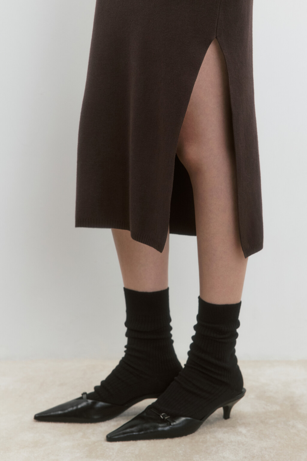 Платье-водолазка миди вискозное в рубчик - цвет коричневый - 5