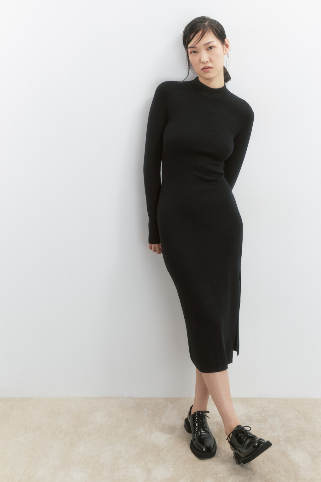 Платье-водолазка миди вискозное в рубчик - цвет черный - 1