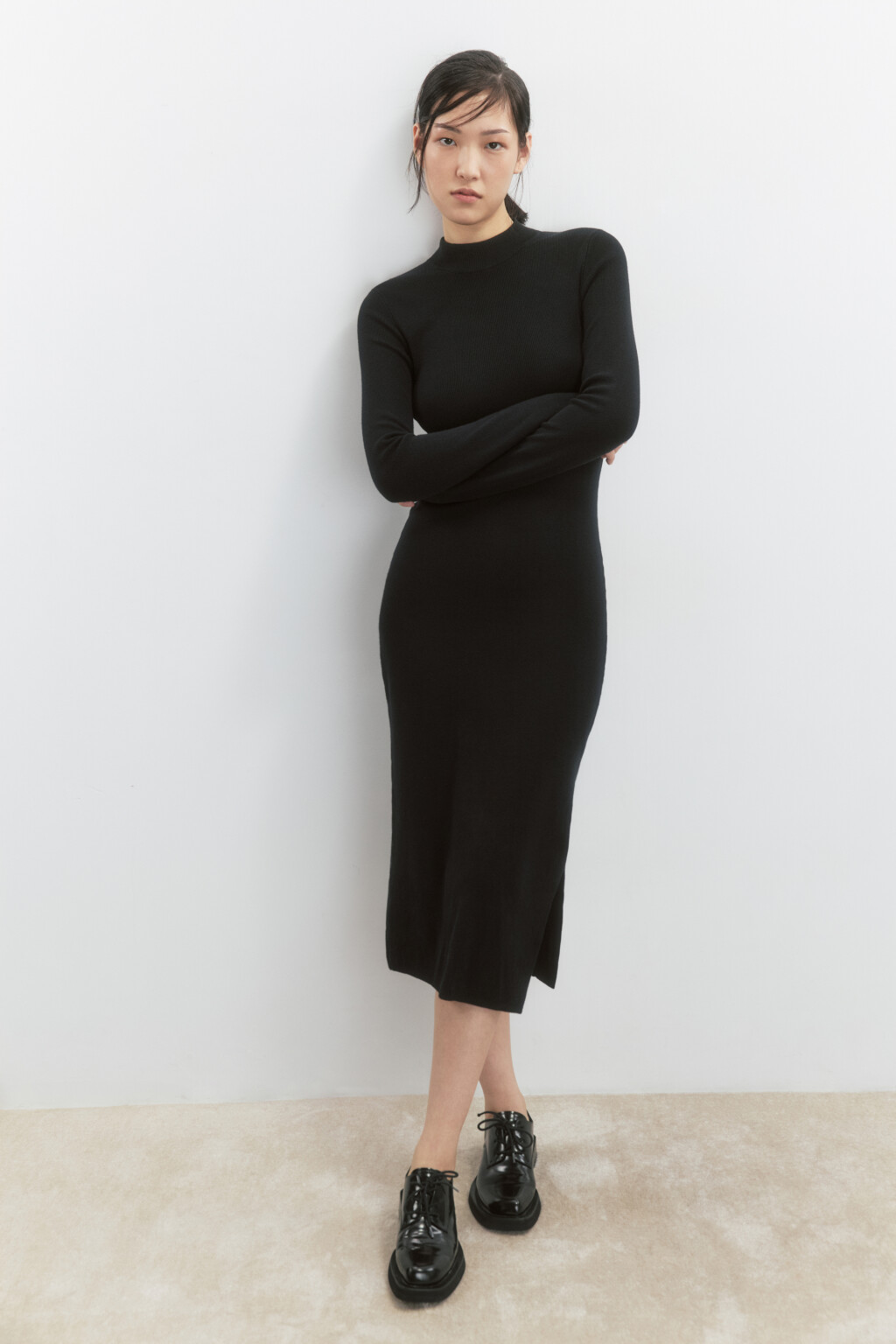 Платье-водолазка миди вискозное в рубчик - цвет черный - 2