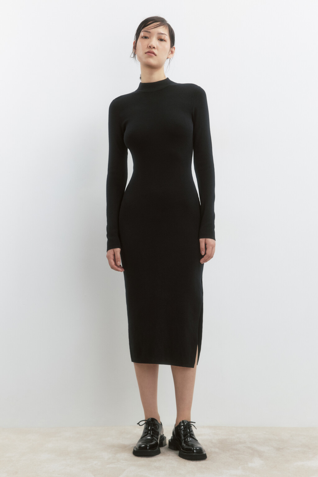 Платье-водолазка миди вискозное в рубчик - цвет черный - 3