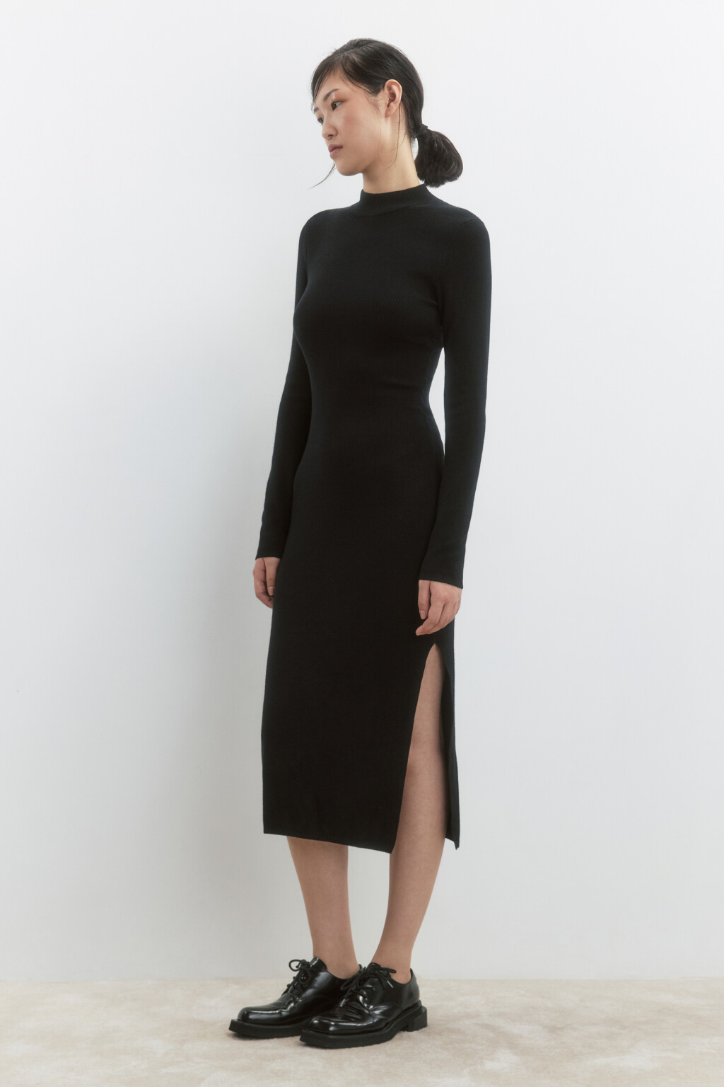 Платье-водолазка миди вискозное в рубчик - цвет черный - 4