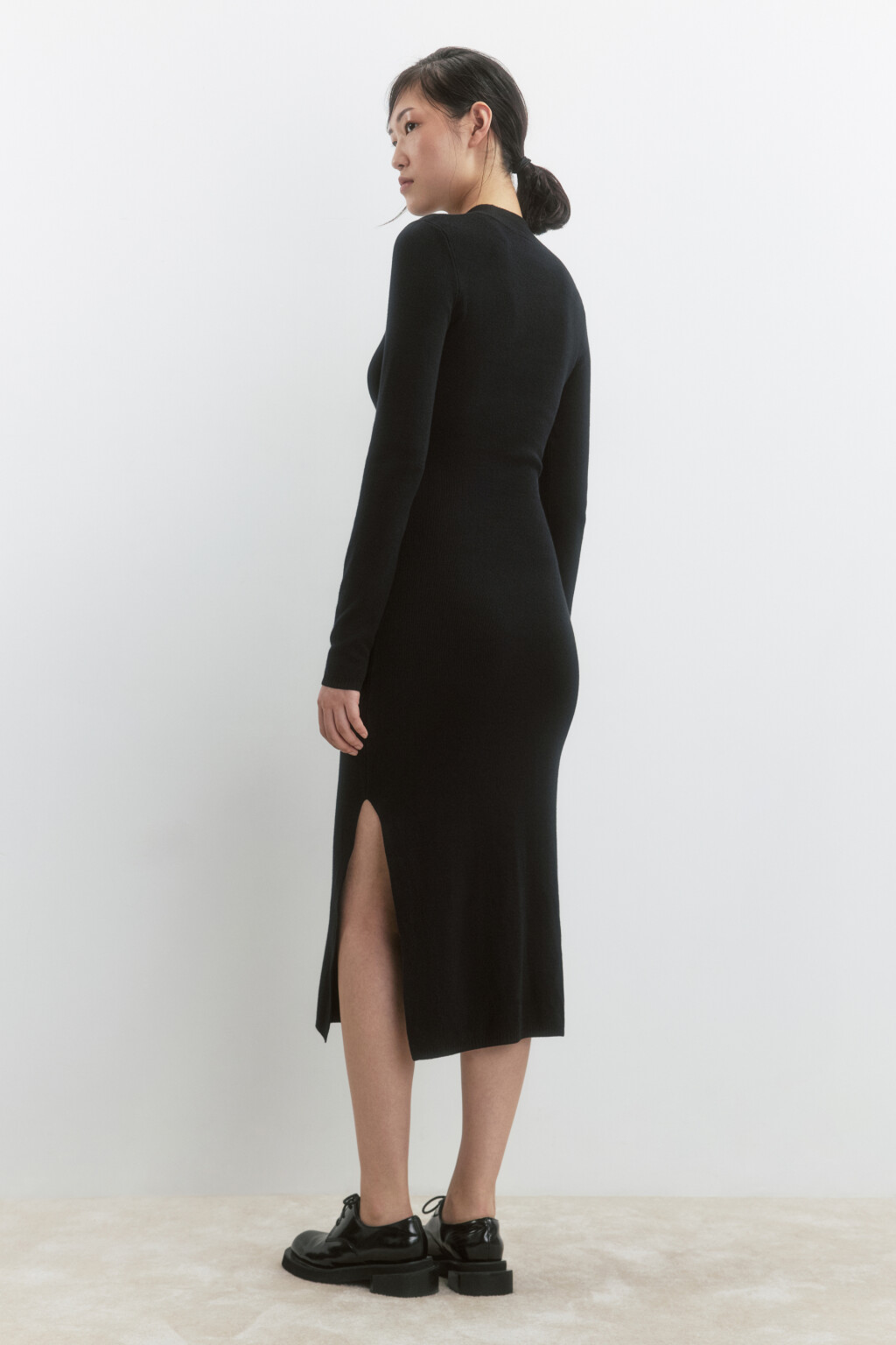 Платье-водолазка миди вискозное в рубчик - цвет черный - 5