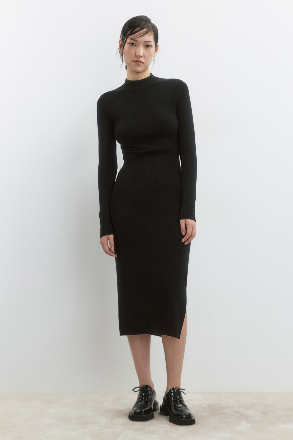 Платье-водолазка миди вискозное в рубчик - цвет черный - 6