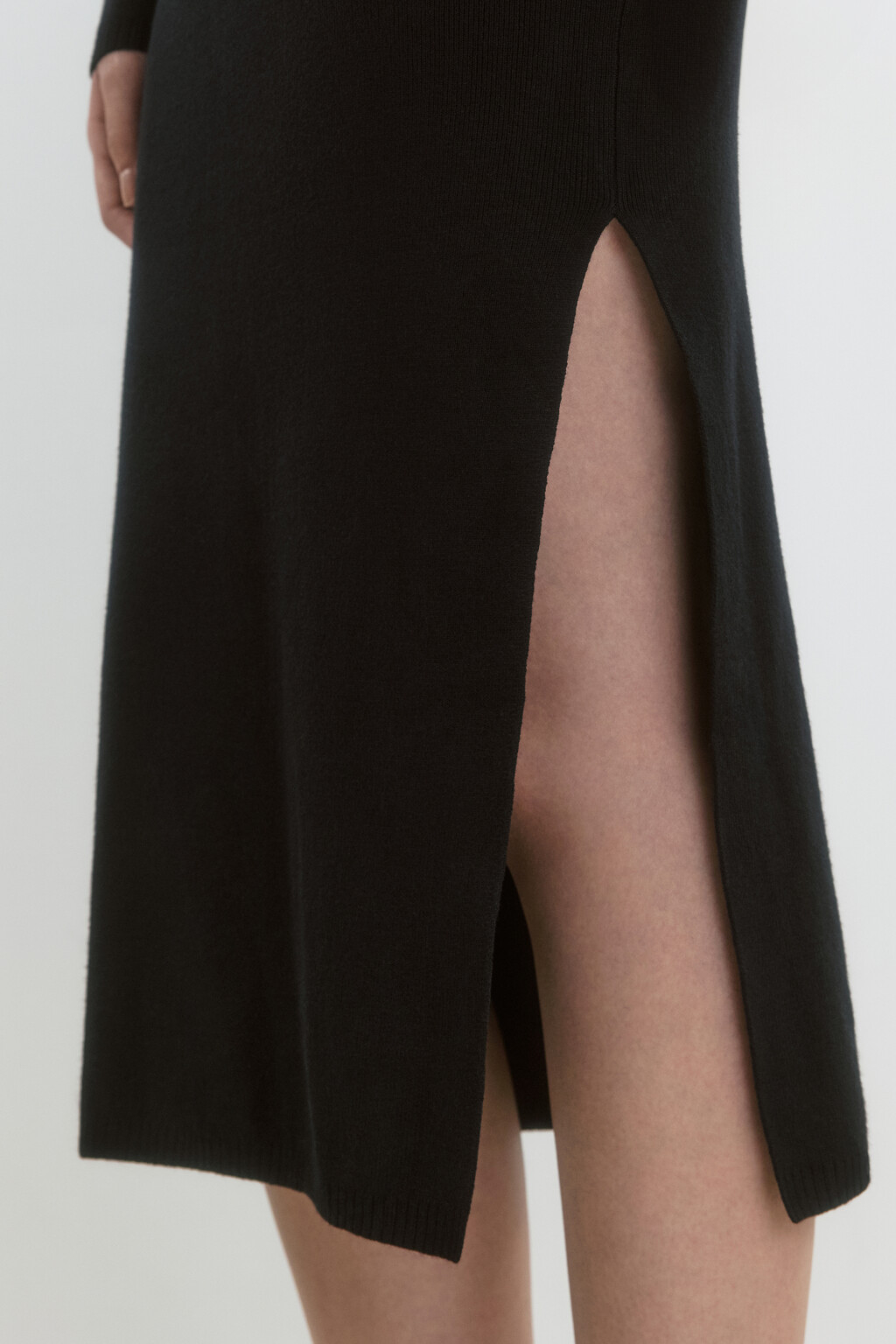 Платье-водолазка миди вискозное в рубчик - цвет черный - 7