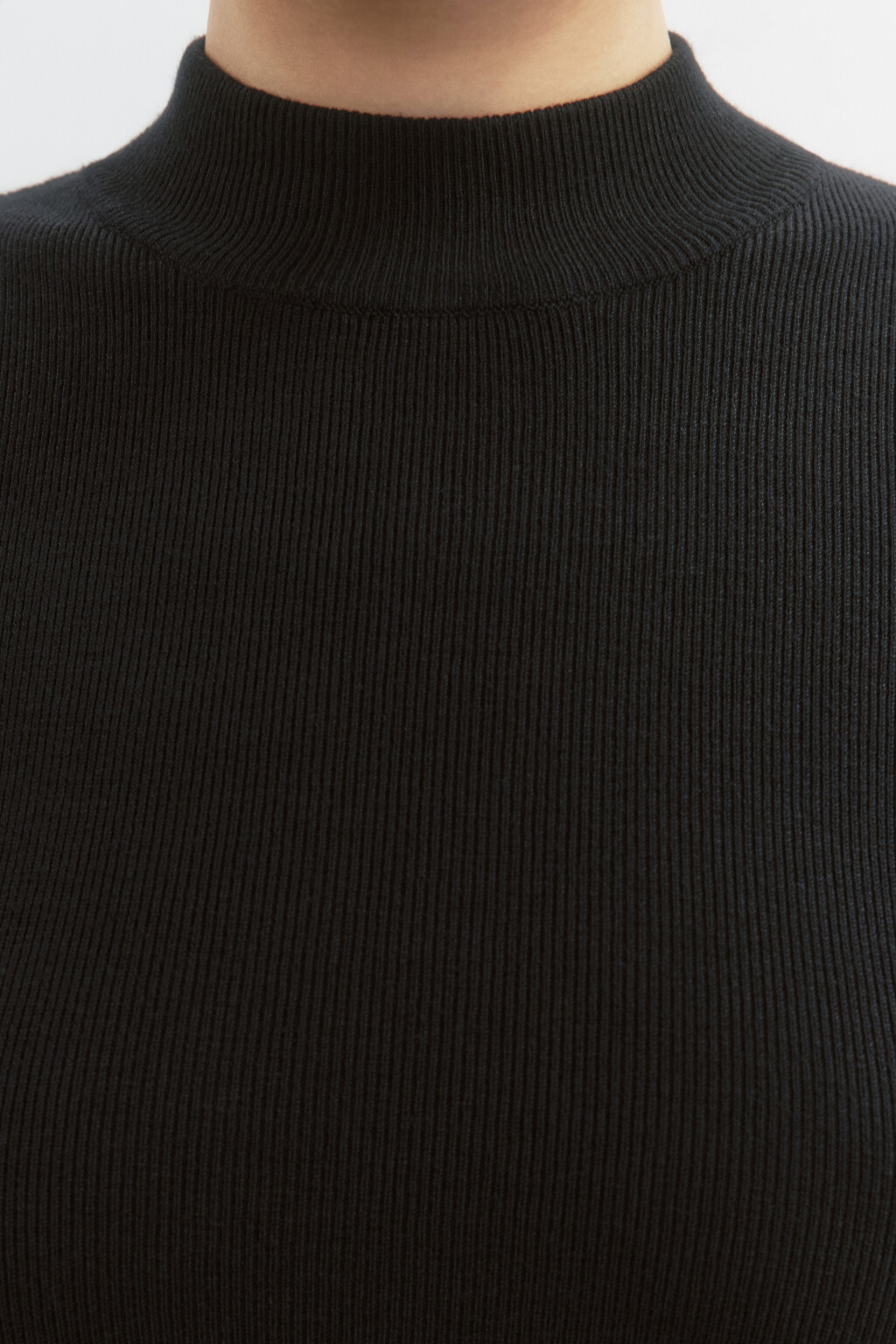 Платье-водолазка миди вискозное в рубчик - цвет черный - 8