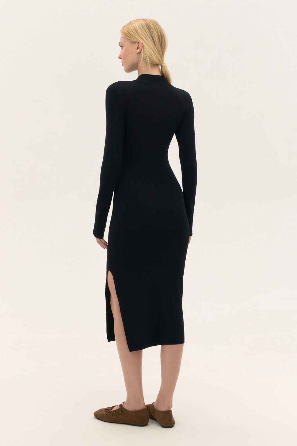 Платье-водолазка миди в рубчик - цвет черный - 3