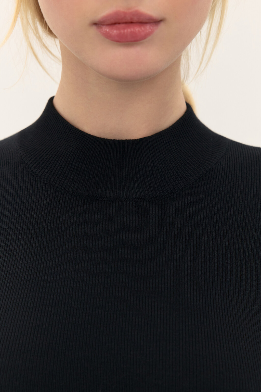 Платье-водолазка миди в рубчик - цвет черный - 5