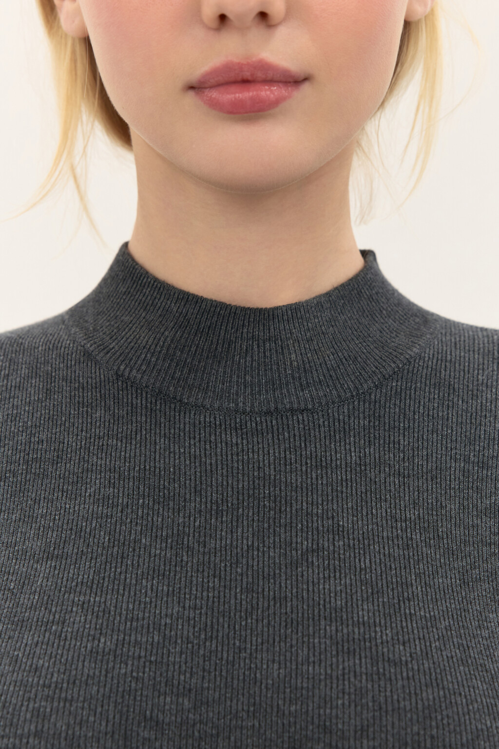 Платье-водолазка миди в рубчик - цвет серый - 5