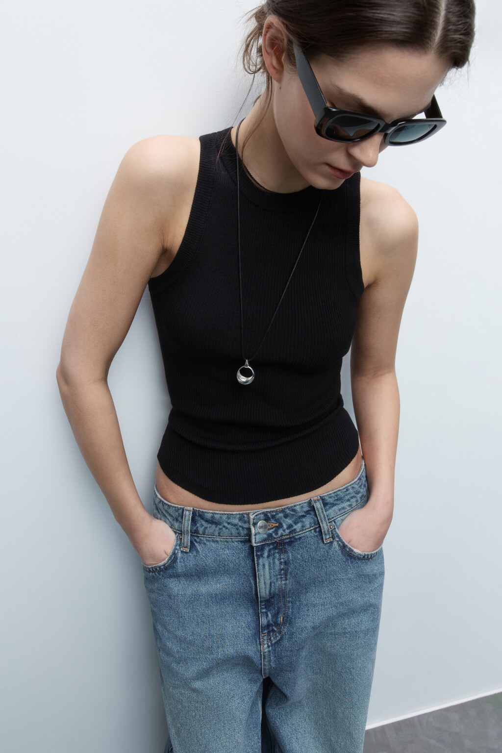 Майка вискозная на широких бретелях - цвет черный - 1