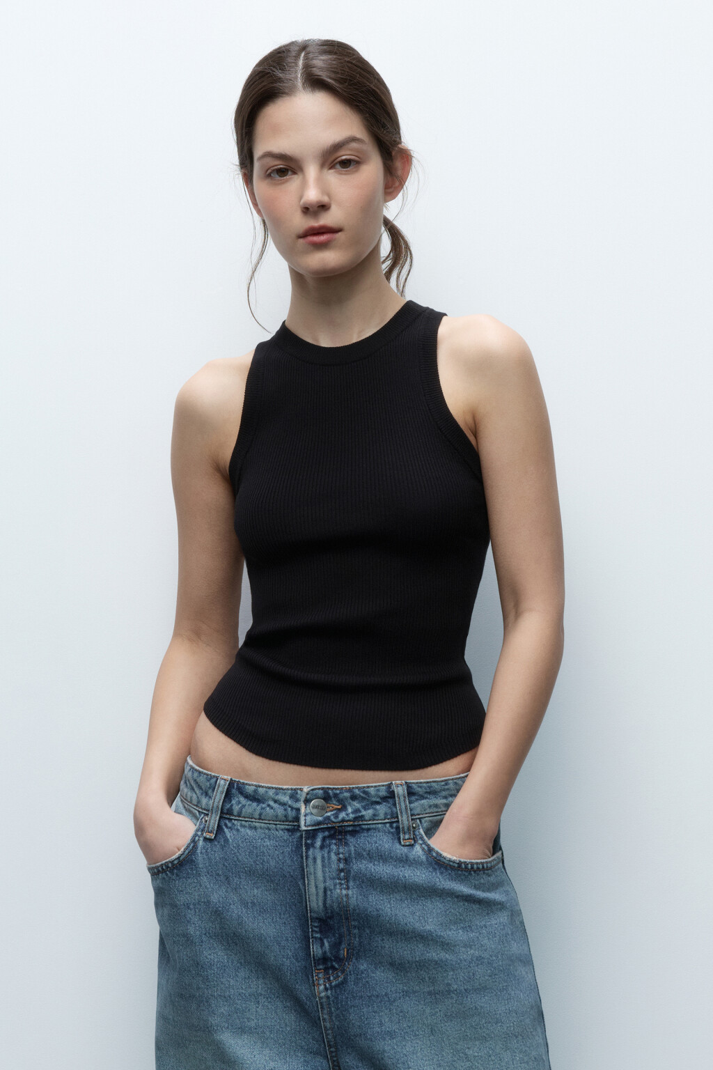 Майка вискозная на широких бретелях - цвет черный - 2