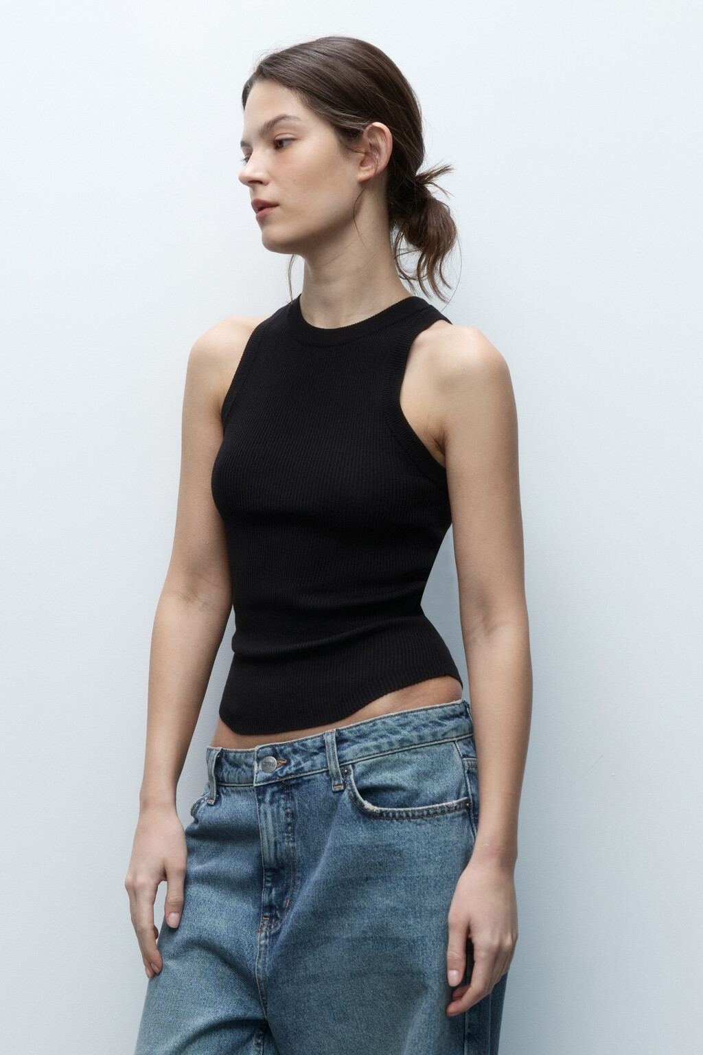 Майка вискозная на широких бретелях - цвет черный - 3