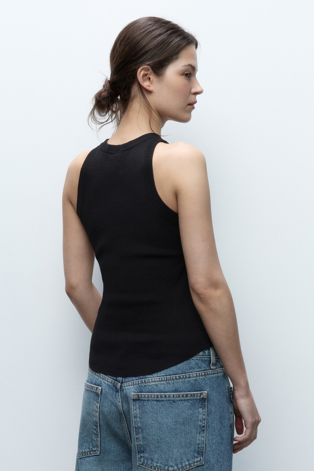 Майка вискозная на широких бретелях - цвет черный - 4