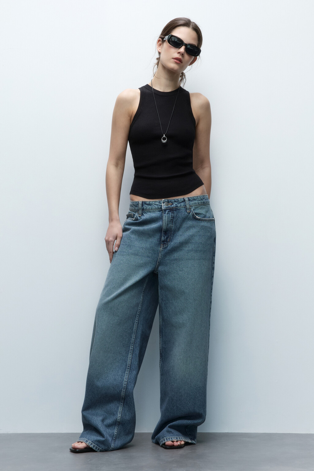 Майка вискозная на широких бретелях - цвет черный - 5