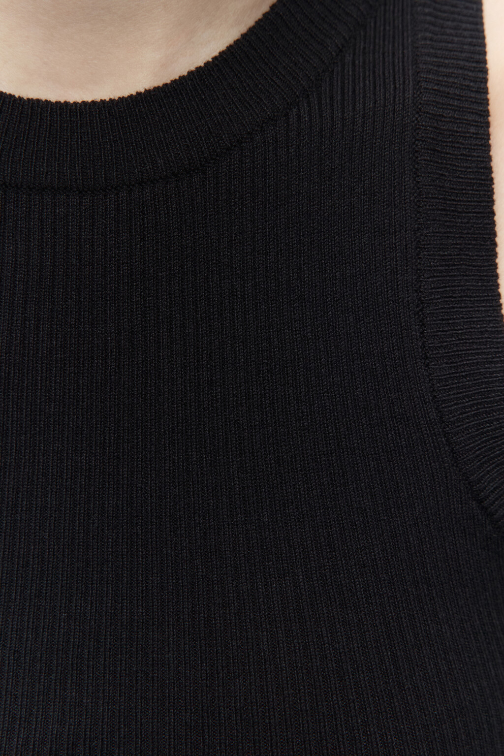 Майка вискозная на широких бретелях - цвет черный - 6