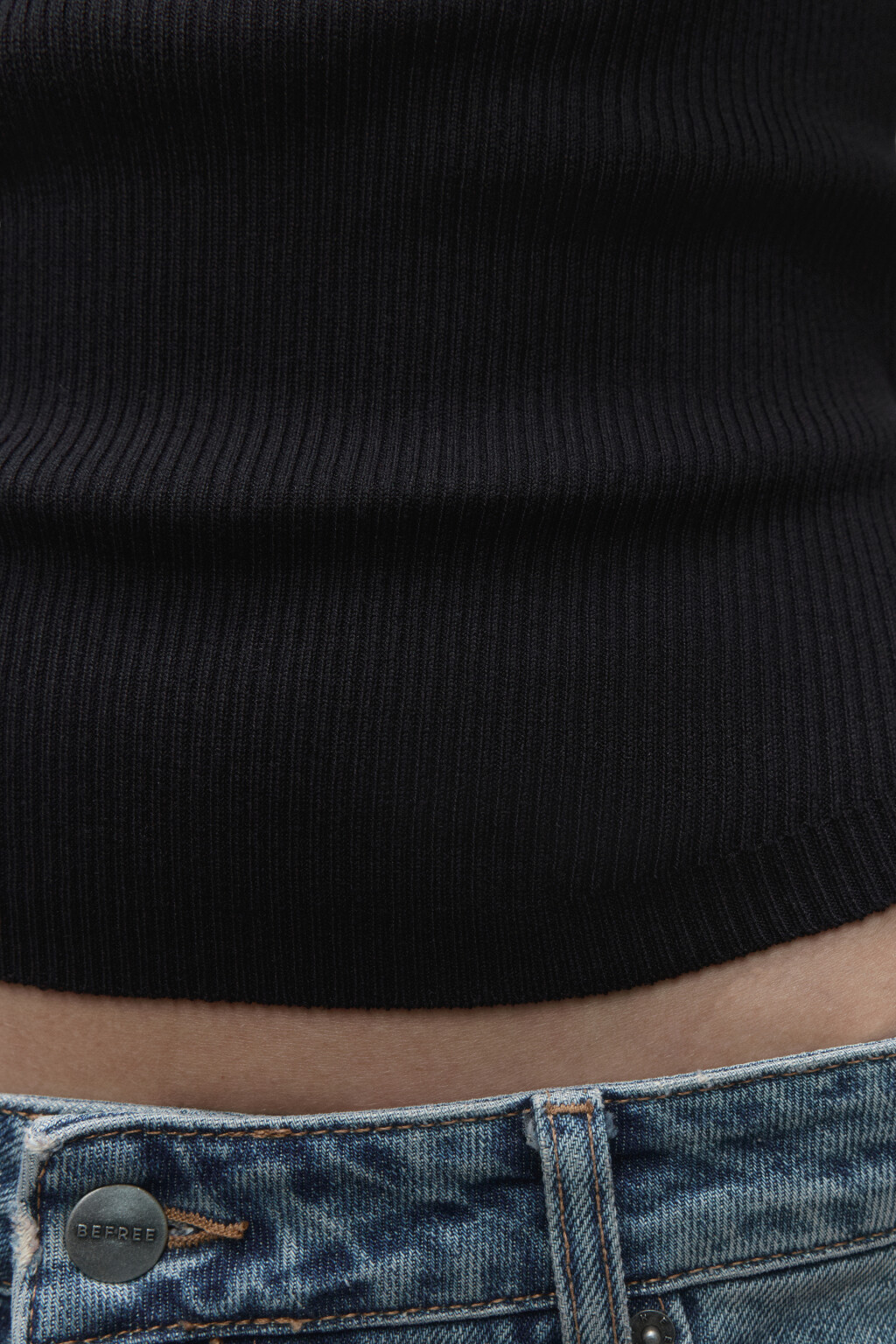 Майка вискозная на широких бретелях - цвет черный - 7