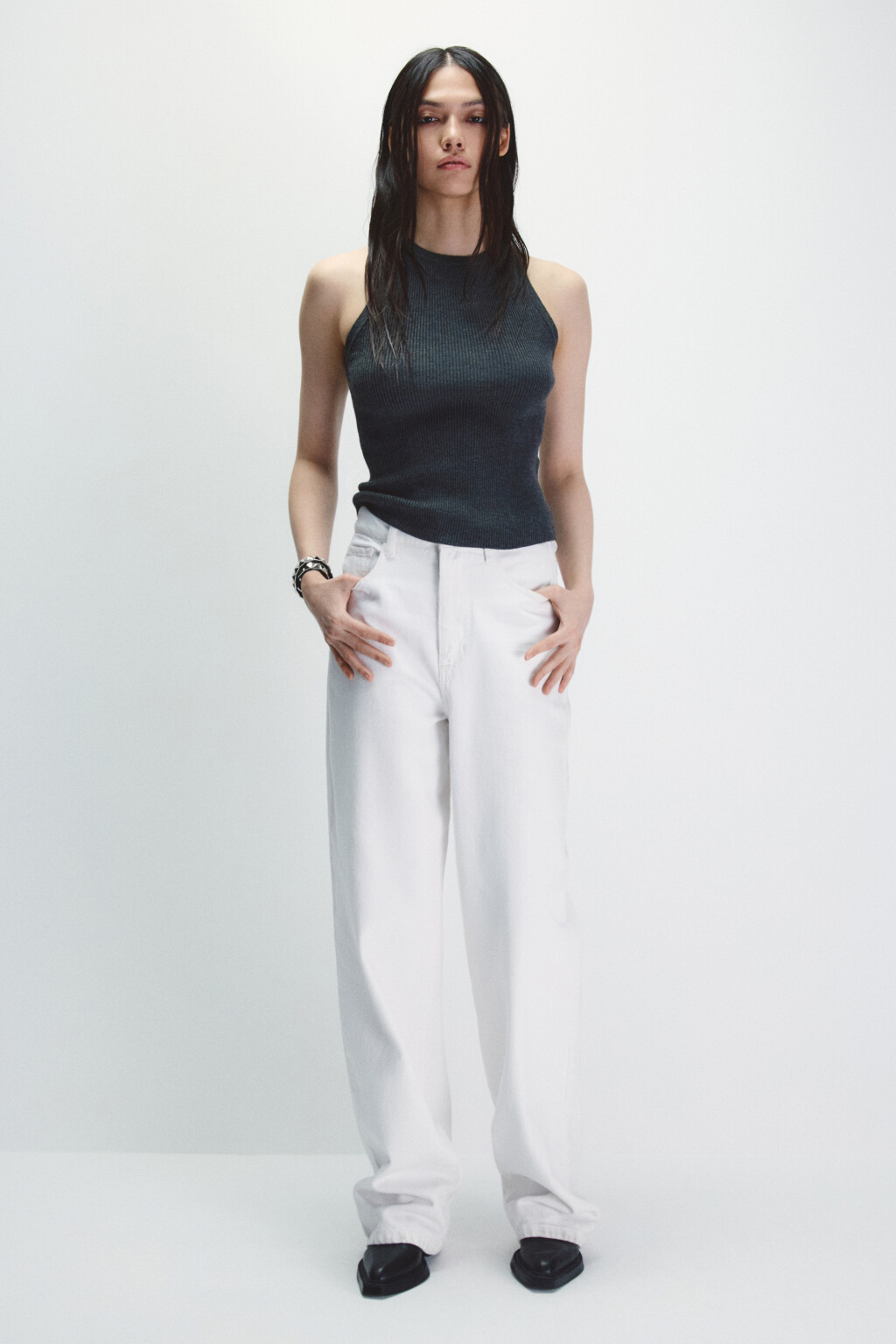 Майка вискозная на широких бретелях - цвет серый - 4