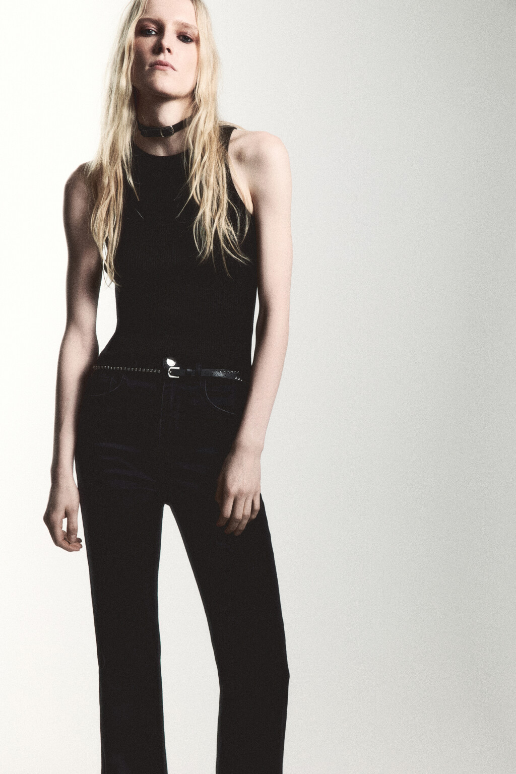 Майка вискозная на широких бретелях - цвет черный - 1