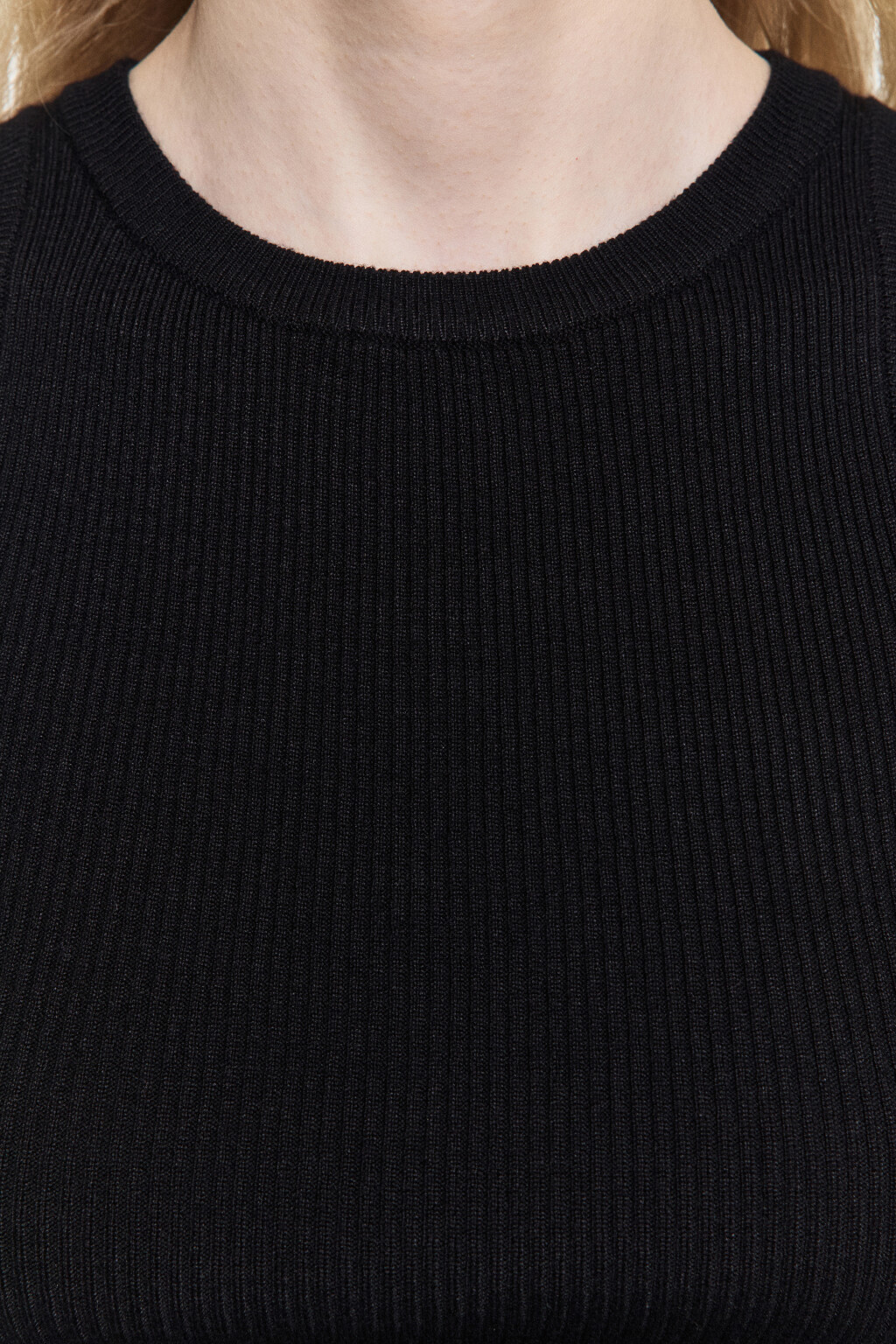 Майка вискозная на широких бретелях - цвет черный - 5