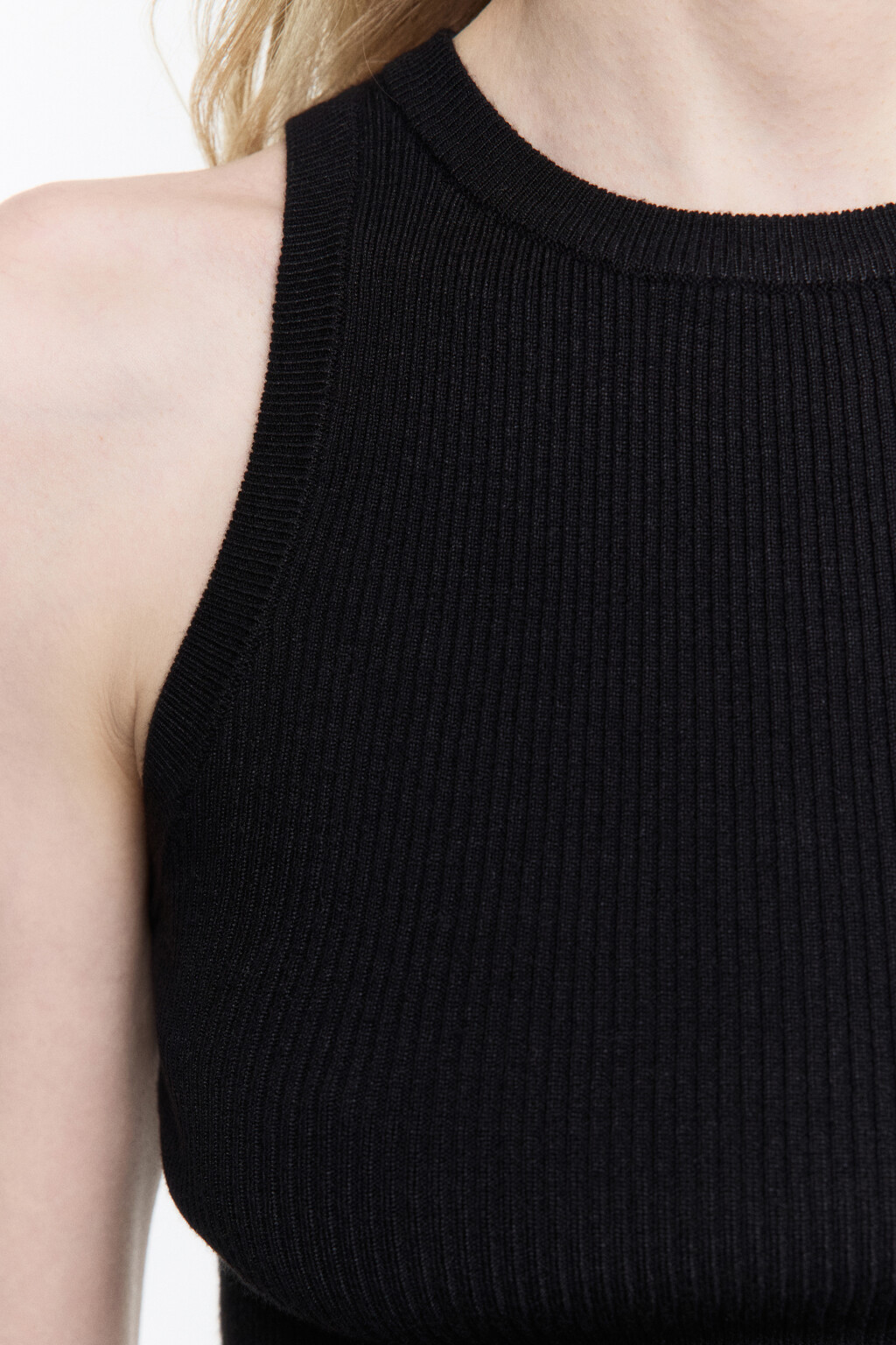 Майка вискозная на широких бретелях - цвет черный - 6