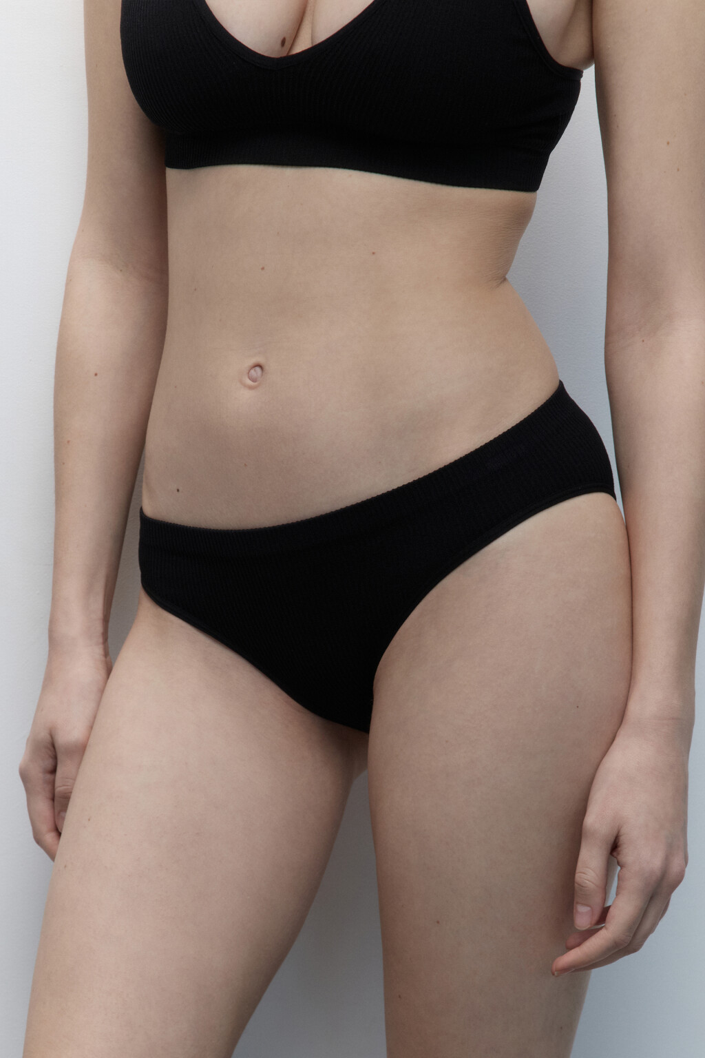 Трусы-слипы бесшовные в рубчик - цвет черный - 2