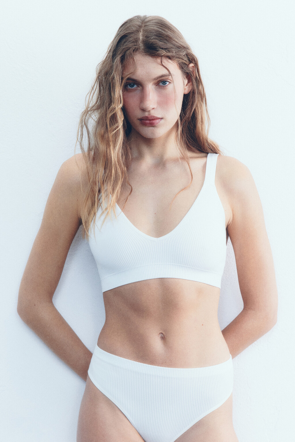 Бюстгальтер-топ KRIS бесшовный в рубчик - цвет белый - 4