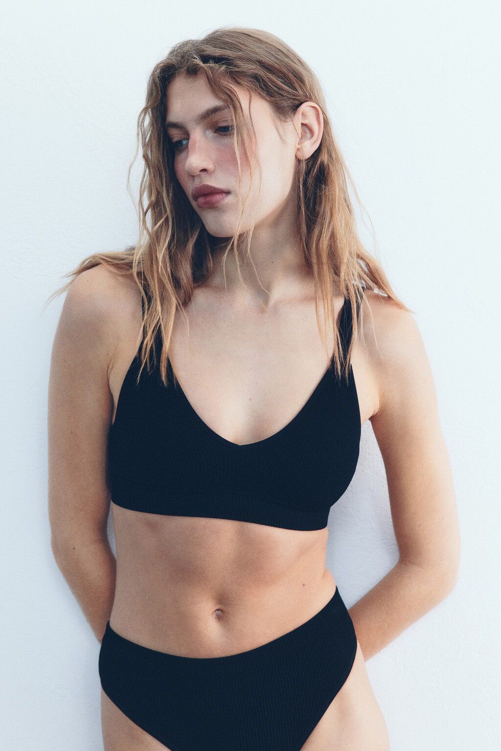 Бюстгальтер-топ KRIS бесшовный в рубчик - цвет черный - 4