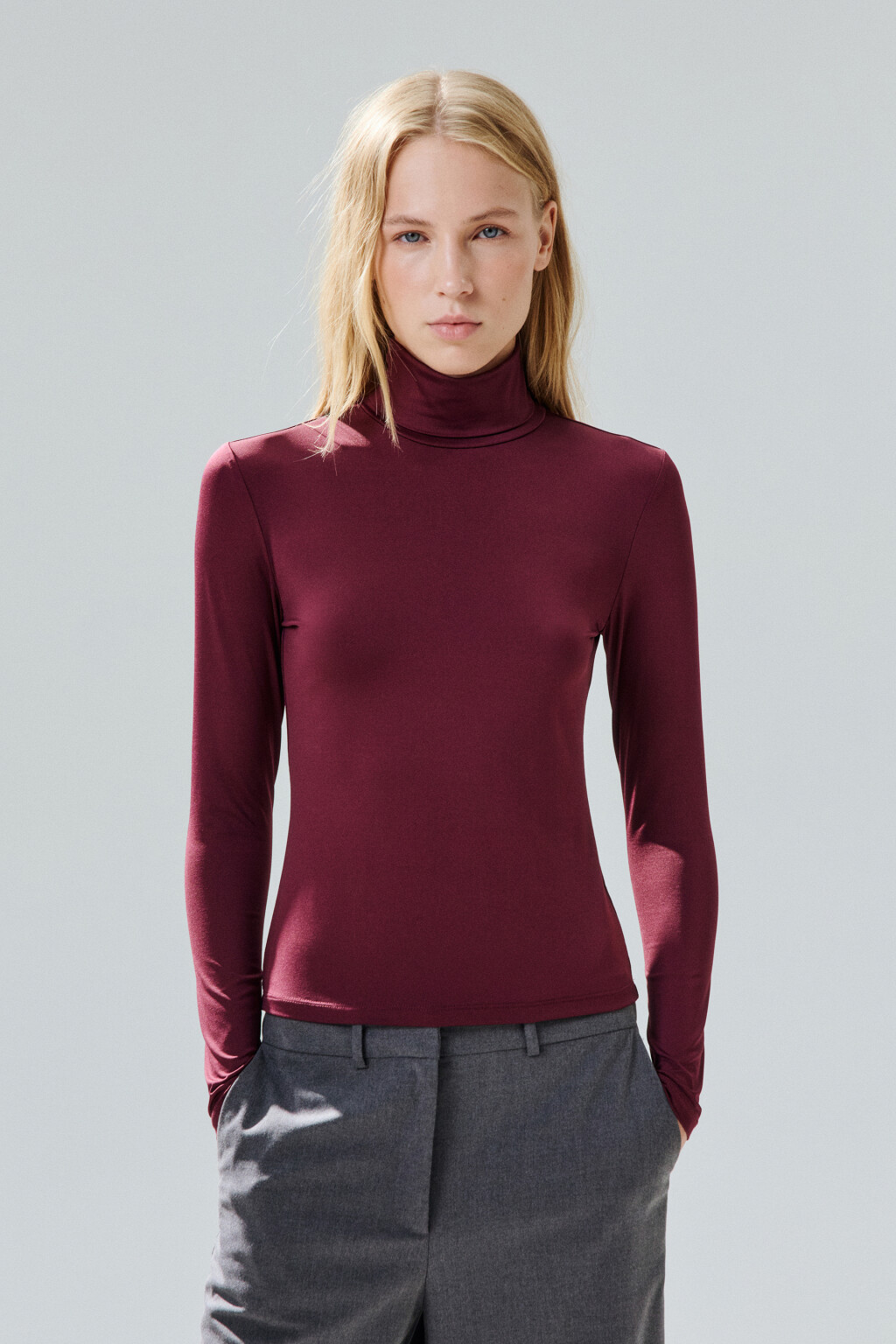Водолазка из гладкого трикотажа - цвет бордовый - 2