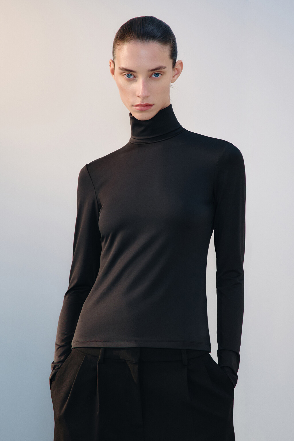 Водолазка гладкая с воротником-стойкой - цвет черный - 2