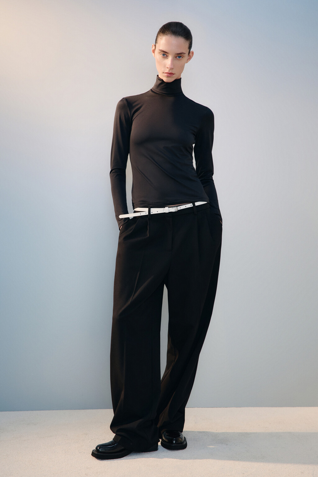 Водолазка гладкая с воротником-стойкой - цвет черный - 4