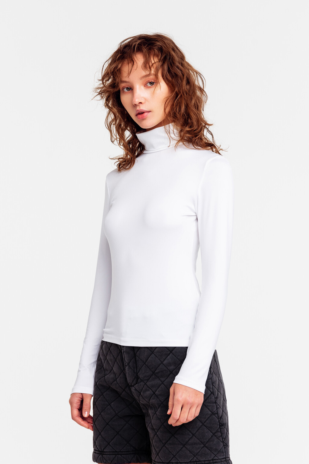 Водолазка базовая из тонкой гладкой ткани - цвет белый - 3