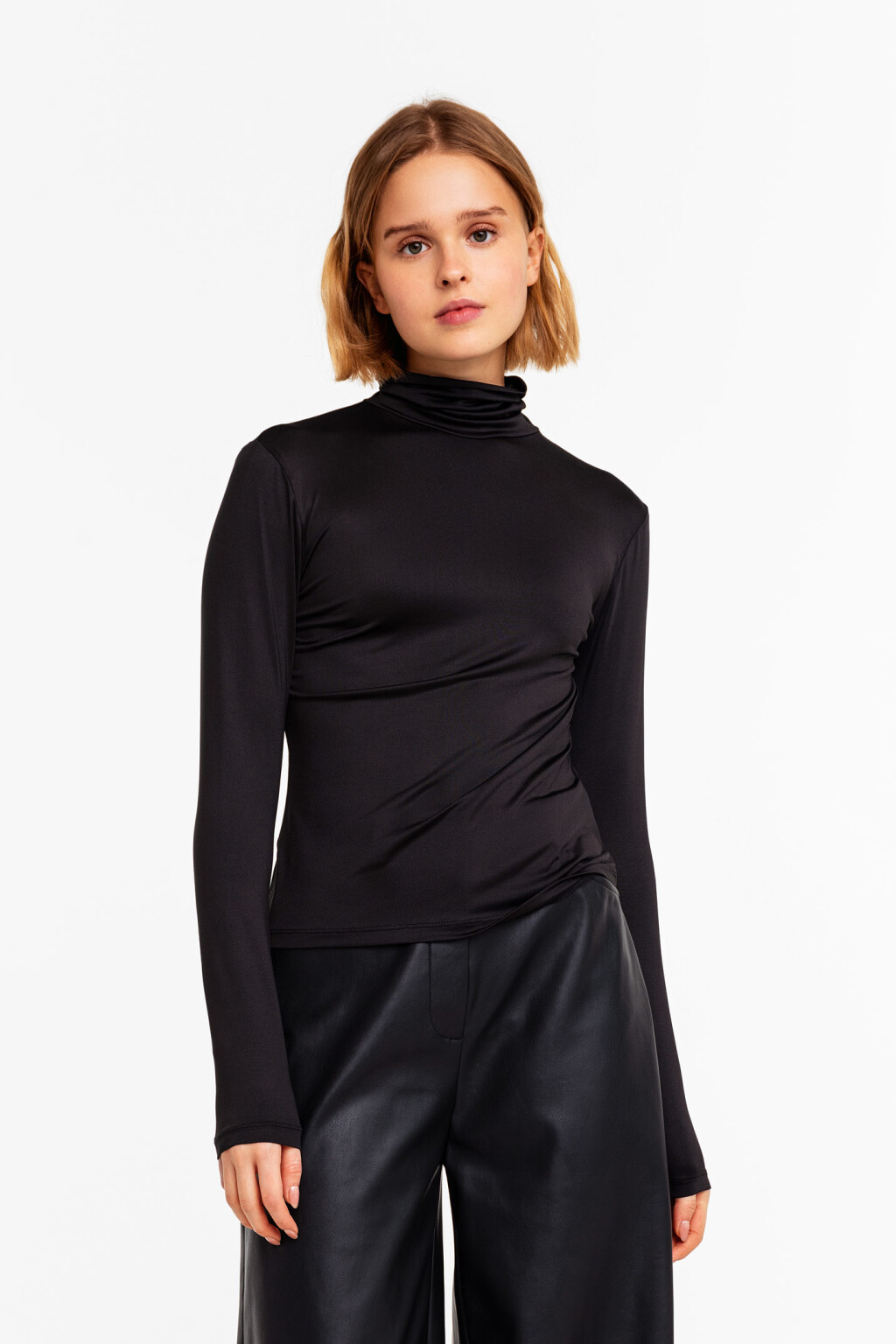 Водолазка базовая из тонкой гладкой ткани - цвет черный - 1