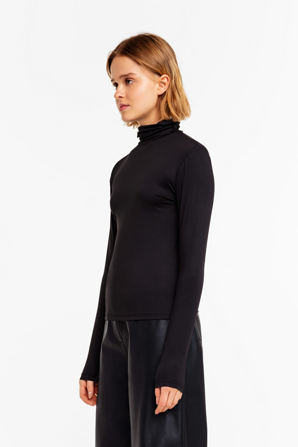 Водолазка базовая из тонкой гладкой ткани - цвет черный - 2