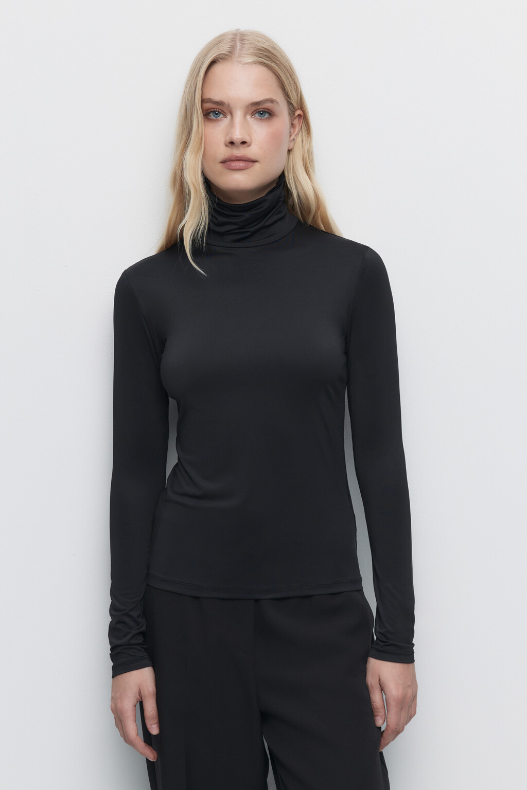 Водолазка LILY гладкая с воротником-гольфом - цвет черный - 2