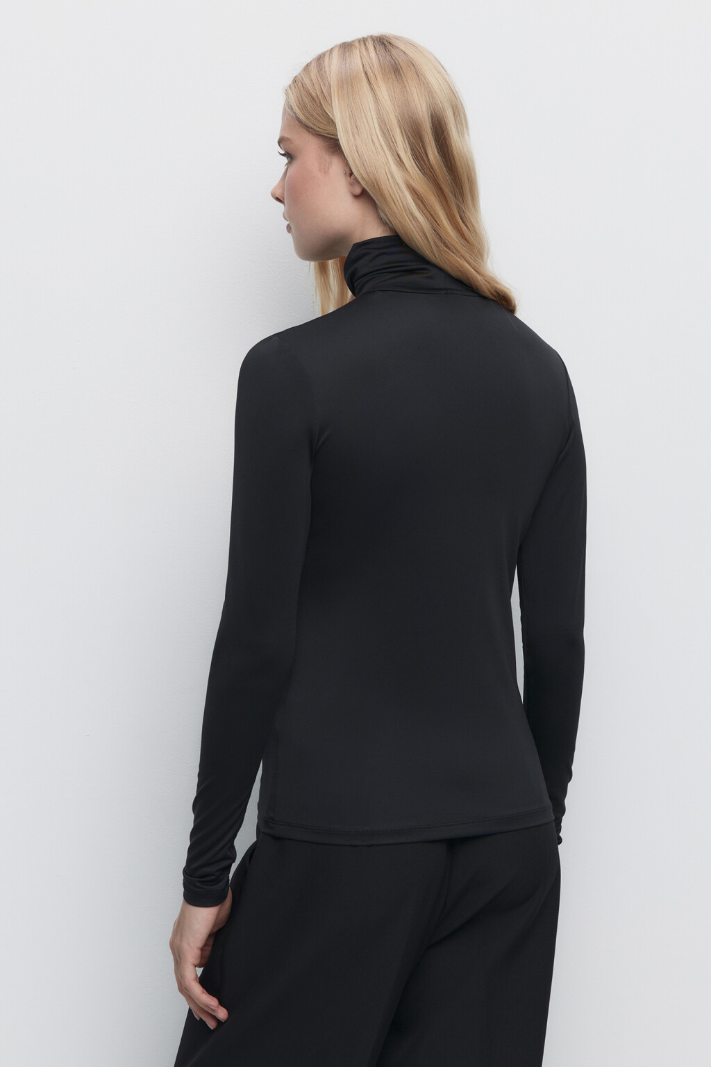 Водолазка LILY гладкая с воротником-гольфом - цвет черный - 4