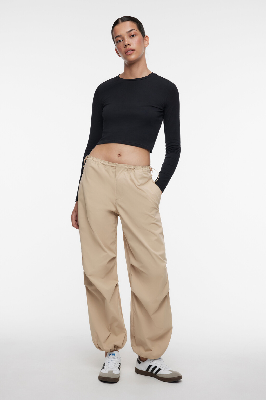 Лонгслив хлопковый укороченный с круглым вырезом - цвет черный - 4