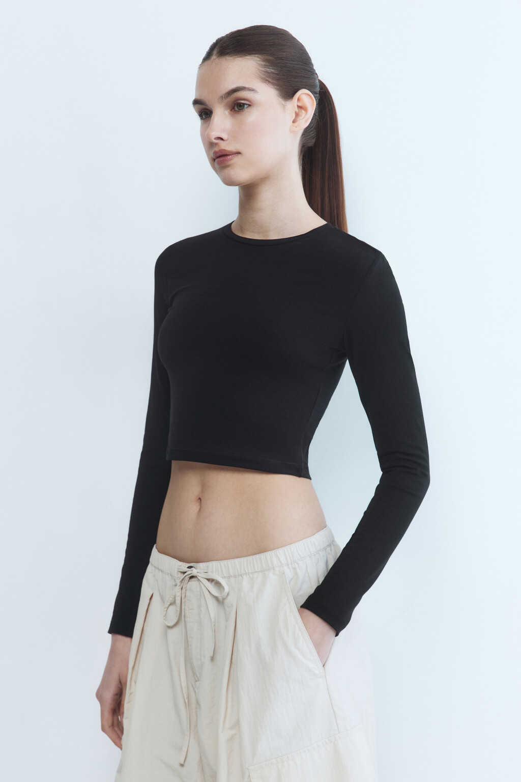 Лонгслив хлопковый укороченный с круглым вырезом - цвет черный - 4