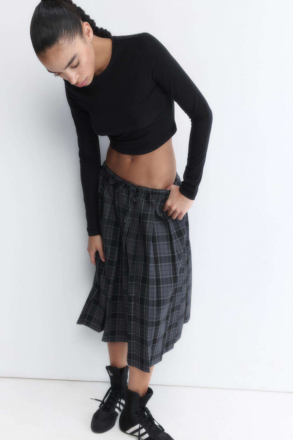 Лонгслив укороченный базовый из хлопка - цвет черный - 3