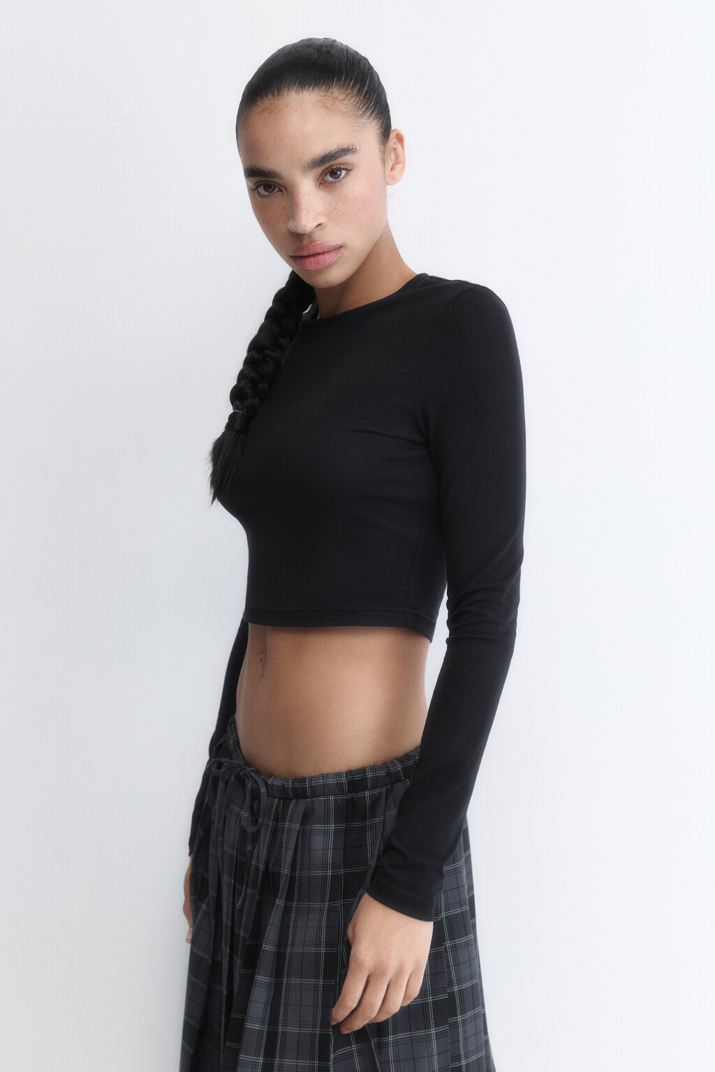 Лонгслив укороченный базовый из хлопка - цвет черный - 2