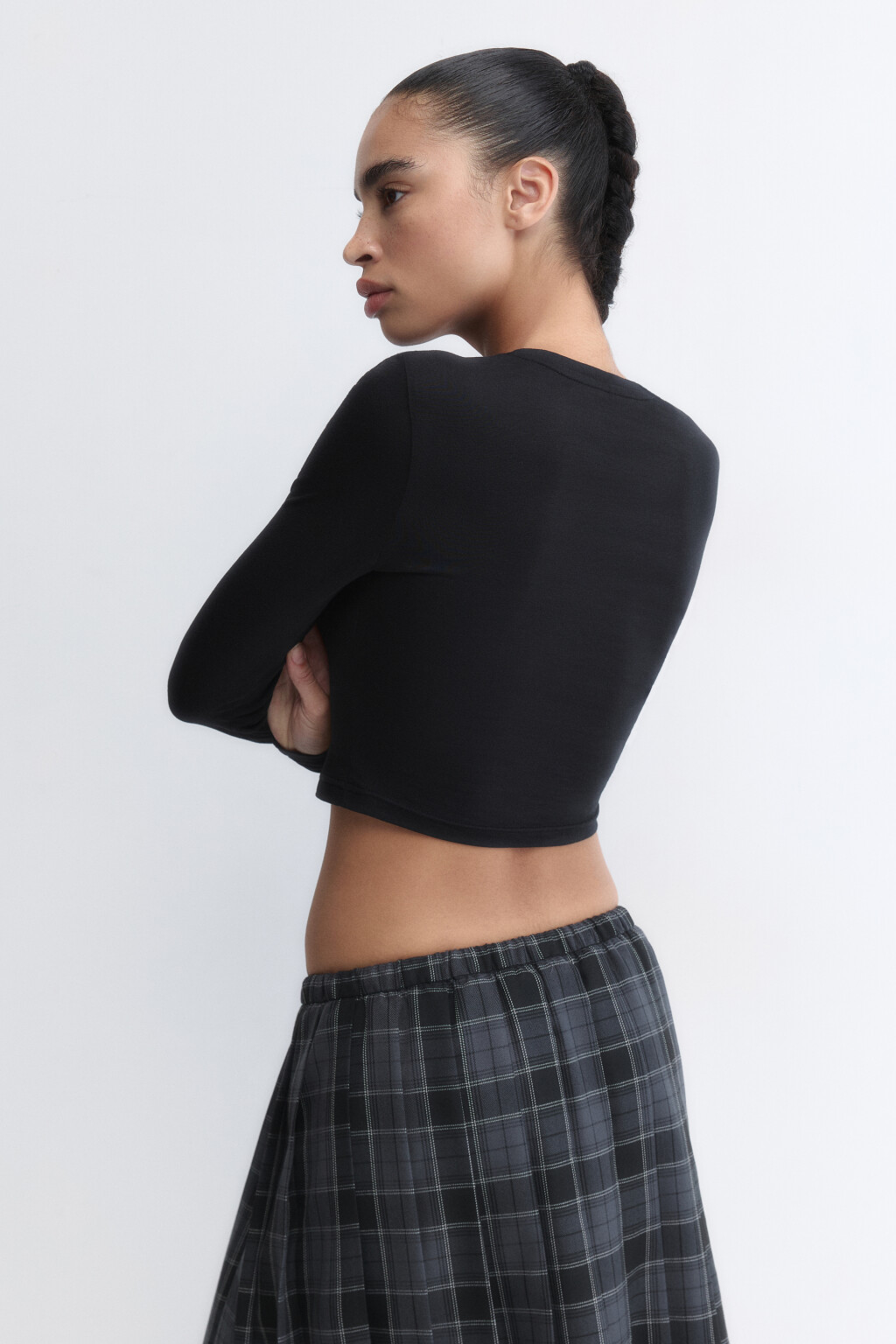 Лонгслив укороченный базовый из хлопка - цвет черный - 4