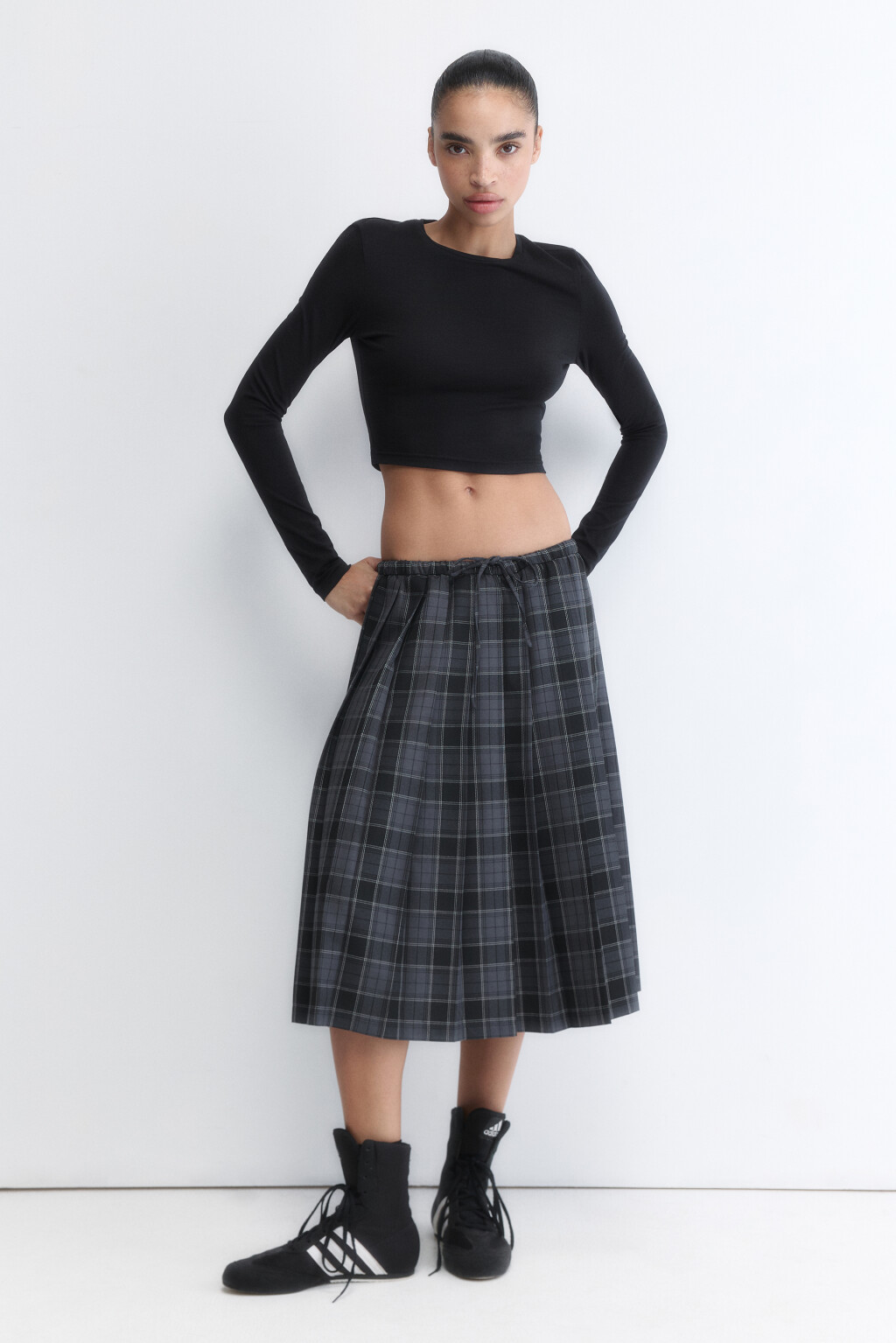 Лонгслив укороченный базовый из хлопка - цвет черный - 5