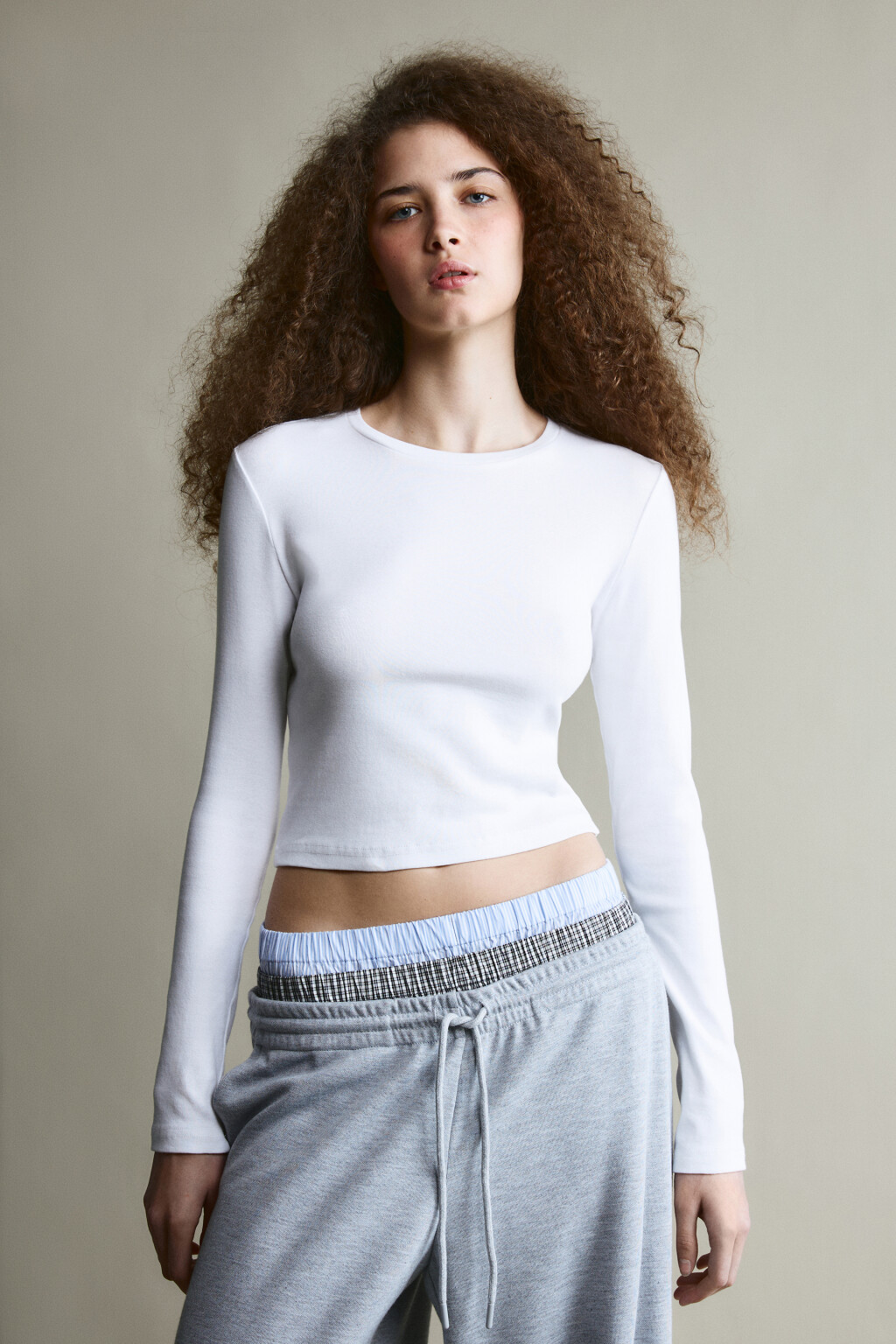 Лонгслив укороченный базовый из хлопка - цвет белый - 2